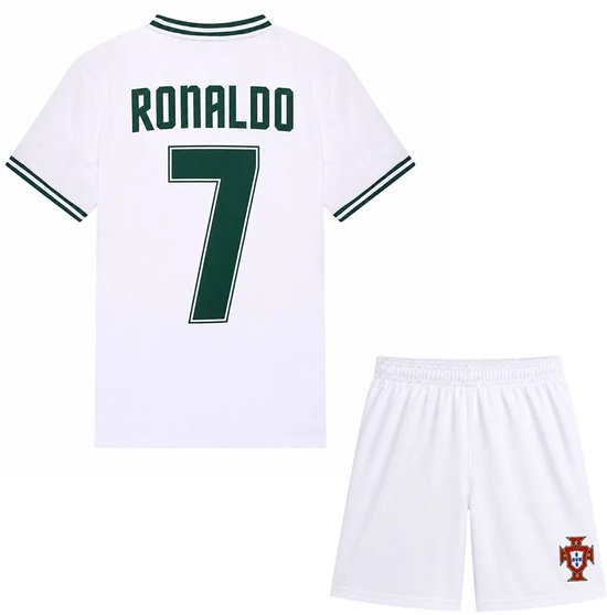 Wit voetbaltenue met groen gestreepte kraag en mouwen, rugnummer "7" en "RONALDO", en een wit broekje met wapenschild.