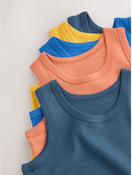 Stapel hemdjes in kleuren blauw, oranje en geel.
