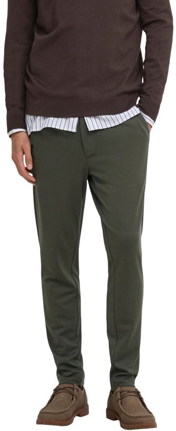 Heren chino in het groen, slim fit model.
