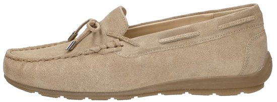 Beige suède instapper met strikdetail en zilverkleurige uiteinden, zijaanzicht.