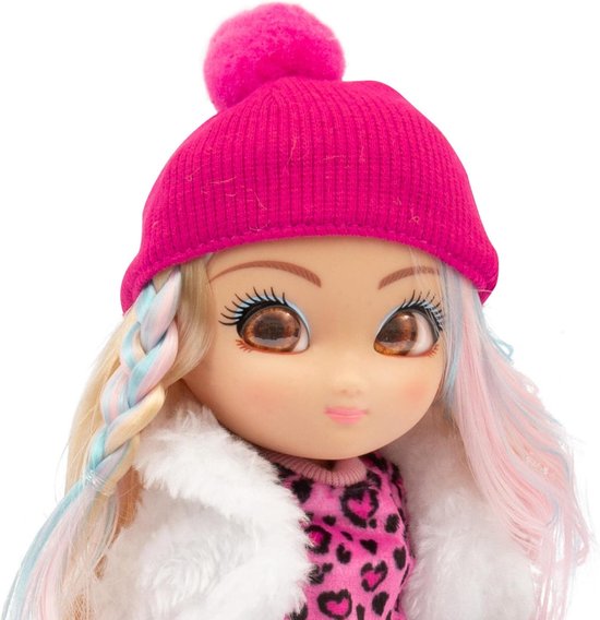 UNIQUE Eyes, 25 cm grote pop - Rebecca, met hun blik die je uit de ogen volgt, met winterkleding en accessoires, speelgoed voor kinderen vanaf 3 jaar, MYM172 — afbeelding 3