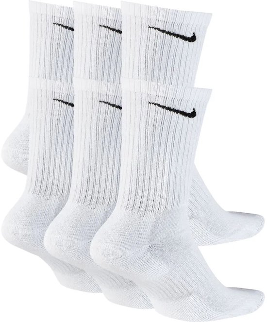Vijf paar witte Nike sokken met zwarte logo's.