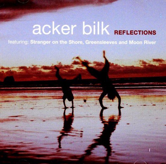 Acker Bilk REFLECTIONS, met "Stranger on the Shore". Twee mensen doen een handstand op het strand bij zonsondergang.