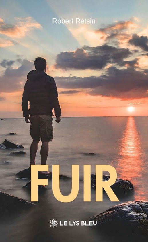 Homme en manteau sombre et short, debout sur des rochers au coucher du soleil. Titre: FUIR. Auteur: Robert Retsin.