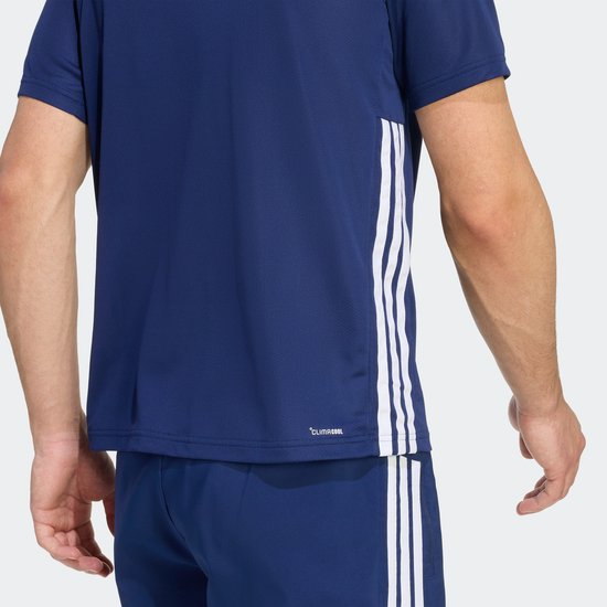 Rug van donkerblauw T-shirt met witte Adidas strepen op de zijkanten en 'CLIMACOOL' logo.