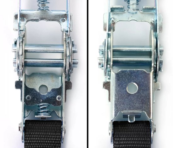 Gedetailleerd beeld van een metalen ratelmechanisme met een zwart bandje.