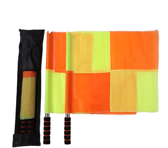 Twee oranje en neon-gele scheidsrechtersvlaggen, waarvan één opgerold in een zwarte opberghoes.