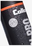 Detail van de Collonil Carbon Pro spuitbus. Zwart met oranje band en druppels. Ronde sticker 'Quality Since 1909 Made in Germany'.