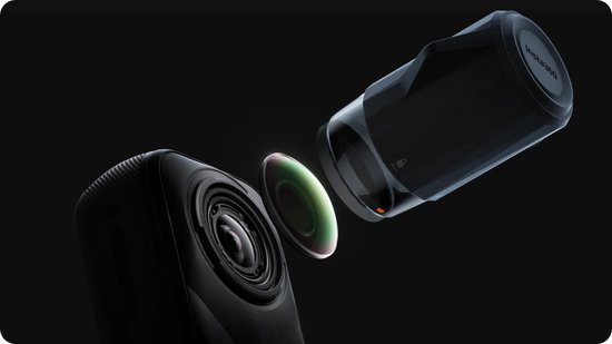 Een Insta360 action camera lens die wordt gemonteerd op de camera.