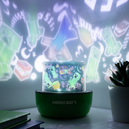 Groene Minecraft projectorlamp projecteert Creepers en manen op een muur.
