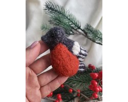 Handmade wool brooch, wol juwelen, wol broche, Bullfinch bird