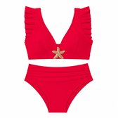 Rode bikini set met ruches en zeester detail, op witte achtergrond.