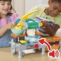 Kinderen maken pasta met de Play-Doh keukenspeelset.