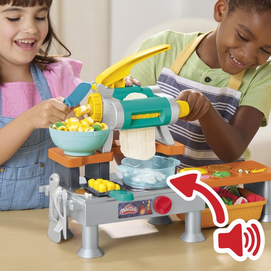 Kinderen maken pasta met de Play-Doh keukenspeelset.