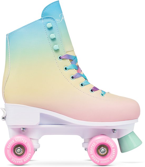 Roller skate met pastelkleurige gradiënt van blauw, geel en roze. Paarse, roze en blauwe veters. Roze wielen.