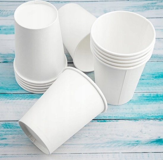 Vier witte papieren bekers, twee in een stapel, op een blauw-witte houten ondergrond.