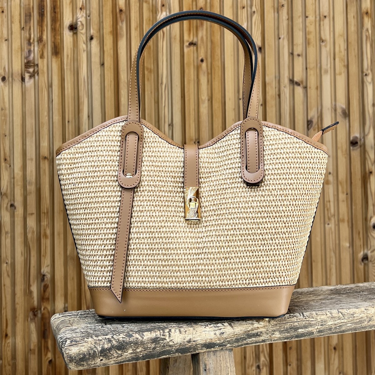 Tas van raffia met cognac bruin leer afgewerkt