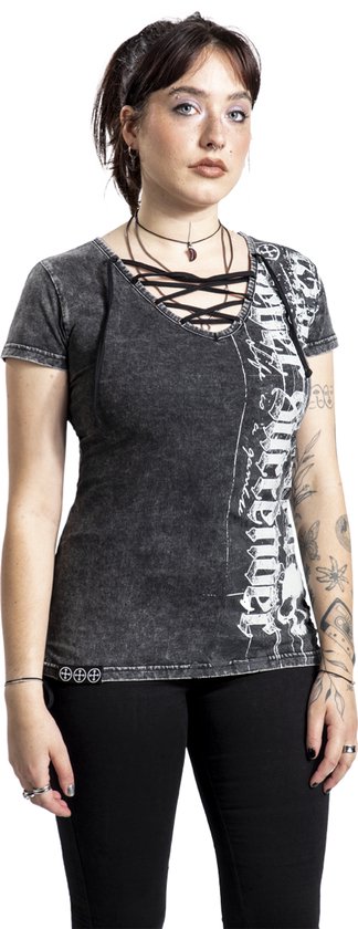 Donkergrijs stonewashed T-shirt met V-hals, veters aan de zijkant en een frontale print met tekst en schedel. Gedragen door een vrouw.