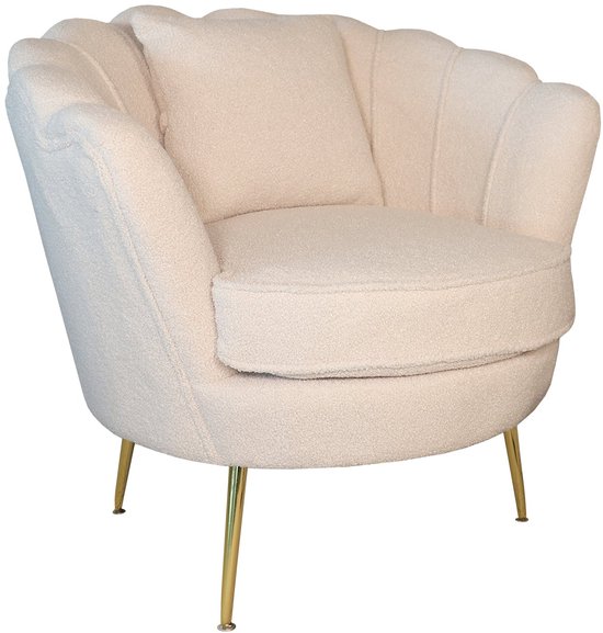 Fauteuil en peluche crème avec dossier coquillage et pieds dorés.