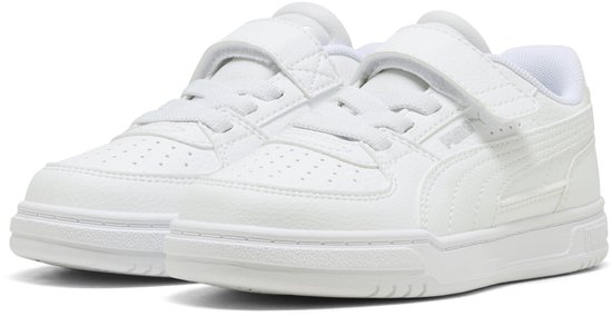 Twee witte Puma Caven III sneakers met klittenbandsluitingen en veters.