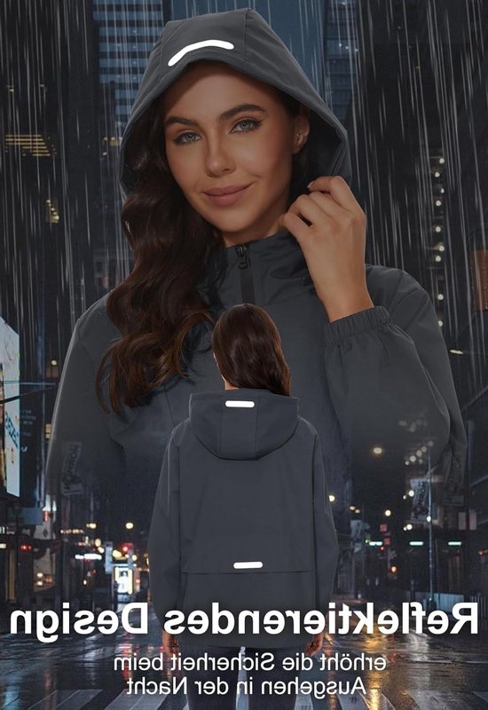 Gros plan sur une femme portant une veste gris foncé à capuche avec des bandes réfléchissantes, de nuit sous la pluie.