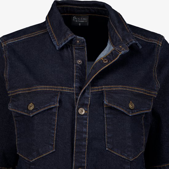 Donkerblauw denim jack met knopen, twee borstzakken en gele sierstiksels.