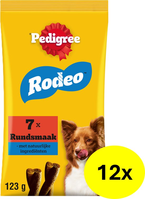 Gele zak met Pedigree Rodeo rundsmaak, 7 stuks, 123 g. Een hond likt zijn neus. 12x.