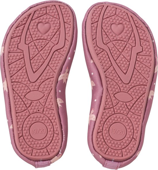 Onderkant van paarse zwemschoenen. Antislip zool met hartje en "19/20" print.