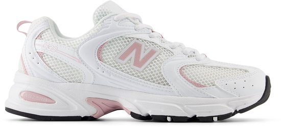 Witte New Balance 530 sneaker met roze accenten en een mesh bovenwerk.