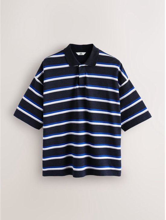 Oversized poloshirt met horizontale donkerblauwe, witte, grijze en kobaltblauwe strepen, met label 'NEXT EDIT'.