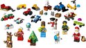Een verzameling LEGO figuren en voertuigen met kerstthema, waaronder de Kerstman, rendier, kerstboom en sneeuwpop.
