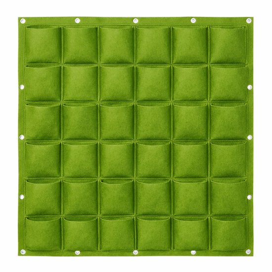 Een lege groene verticale tuin met 36 vakjes, van vilt materiaal, met metalen oogjes aan de zijkanten.