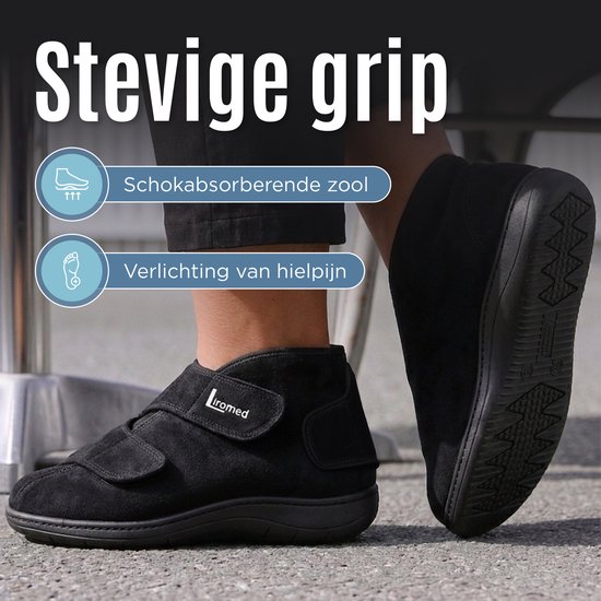 Zwarte Liromed schoen met klittenbandsluitingen, gedragen door een persoon. Schokabsorberende zool en verlichting van hielpijn.