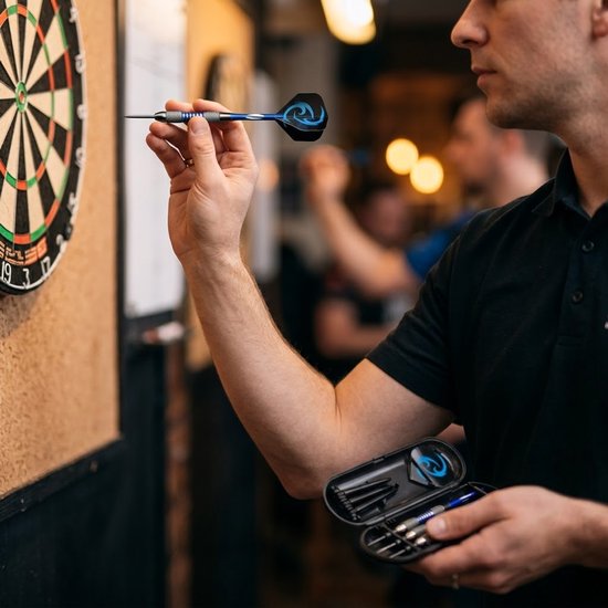 Blauw zwarte dartpijlen set 22g met metalen barrel en aluminium schacht - darts voor heren en dames - dartpijlen met blauwe flights, geribbelde grip en draagbaar dart etui - dartset met 6 darts en accessoires voor dartspel van Merkloos — afbeelding 3