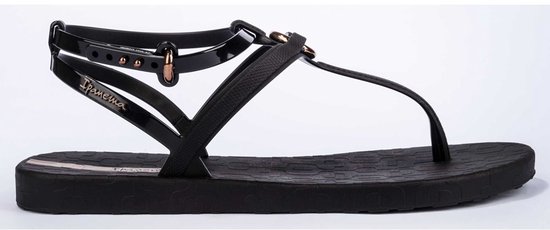 Zwarte Ipanema slipper met bandjes, gouden ringen en gesp, patroon op zool.