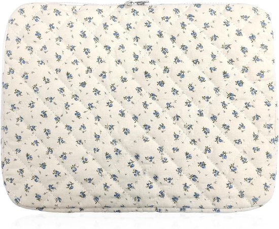 Housse d'ordinateur portable matelassée en tissu crème avec un motif floral bleu délicat. Fermeture éclair sur le dessus.