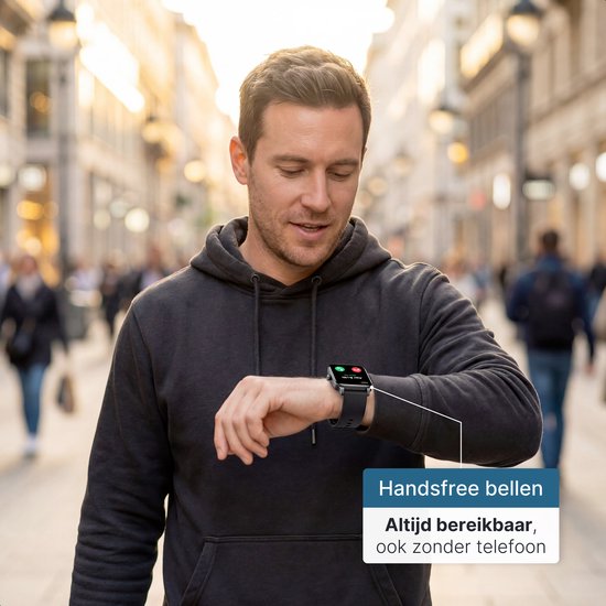 Man kijkt naar zwart horloge met oproepmelding 'Handsfree bellen'.
