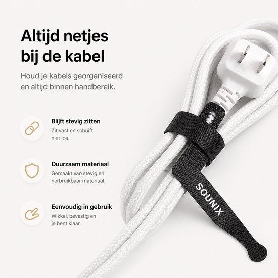 Zwarte, herbruikbare kabelbinder om een opgerolde witte kabel met stekker, met Sounix logo.
