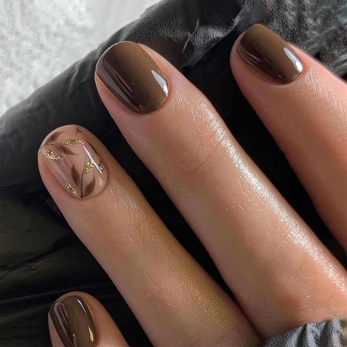 Cosensi - 24 Donkerbruine Korte Nepnagels met Glitterdesign