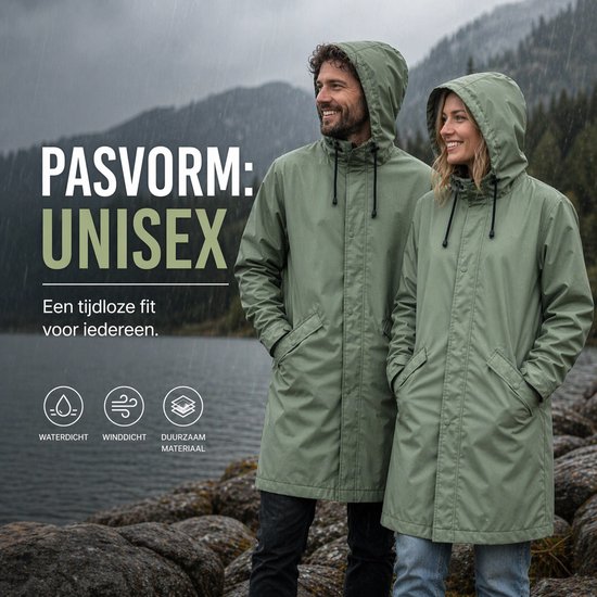 Man en vrouw in groene unisex regenjassen, staand bij een meer op een rotsachtige ondergrond.