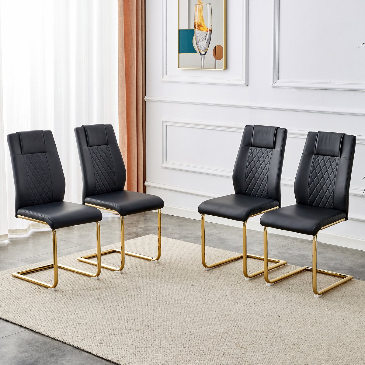 Scandinavische eetkamerstoelen in zwart PU-leer (4 stuks per doos) – Met een rugleuning met mesh-look, goudkleurige metalen poten en antislipvoetjes. Tijdloos veelzijdig en gemakkelijk te combineren met andere meubels.