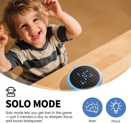 Een lachende jongen met een blauwe, ronde spelcomputer met LED-scherm in zijn hand.