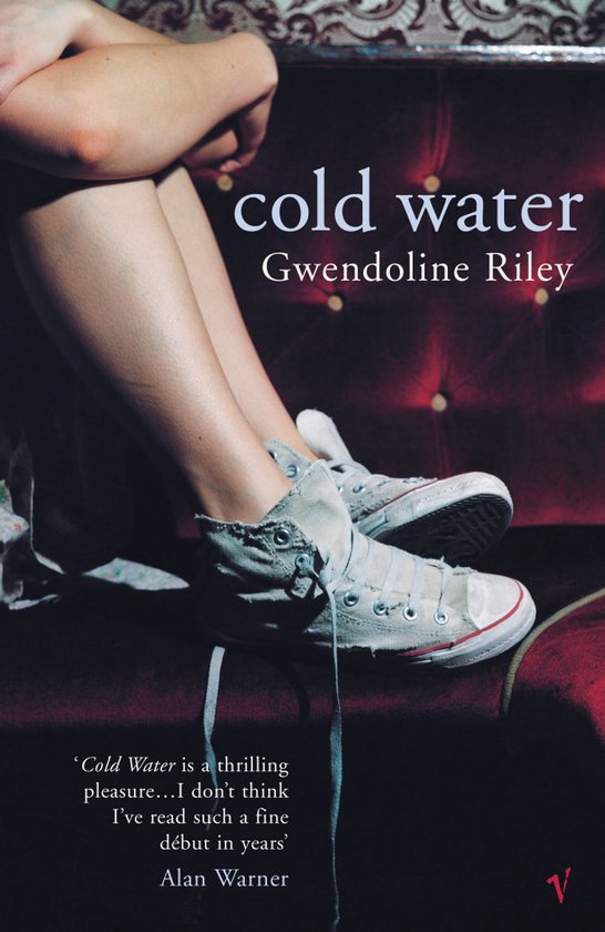 Livre 'cold water' de Gwendoline Riley, gros plan sur une jeune femme en baskets sur un canapé rouge.