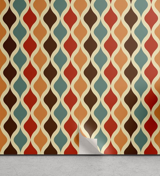 Behang met retro patroon in mosterd, rood, bruin en blauw, met een loslatend deel.