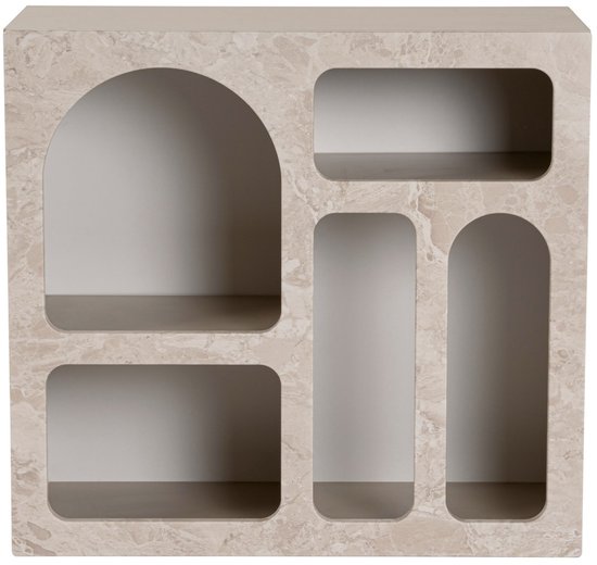 Beige kast met marmerlook en vijf open vakken op een witte achtergrond.