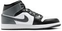Wit leren Nike Air Jordan 1 Mid sneakers met zwarte en grijze overlays en een witte zool.