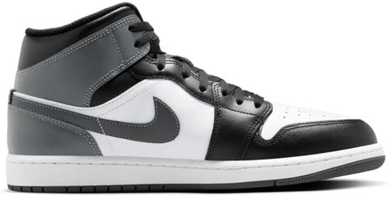 Wit leren Nike Air Jordan 1 Mid sneakers met zwarte en grijze overlays en een witte zool.
