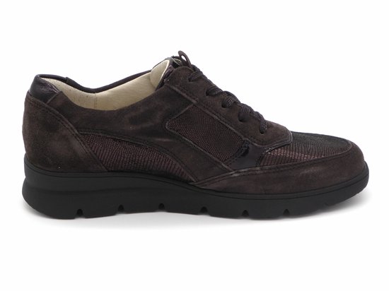 Zijkant van bruine suède veterschoen met metallic textuur en zwarte zool.