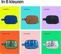 Zes Coze Mini etuis in cobaltblauw, latte bruin, inktzwart, electric jade, cosmic blue en liquid silver.