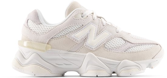 Witte New Balance sneaker met mesh en suède, met een lichtgrijze N-logo.